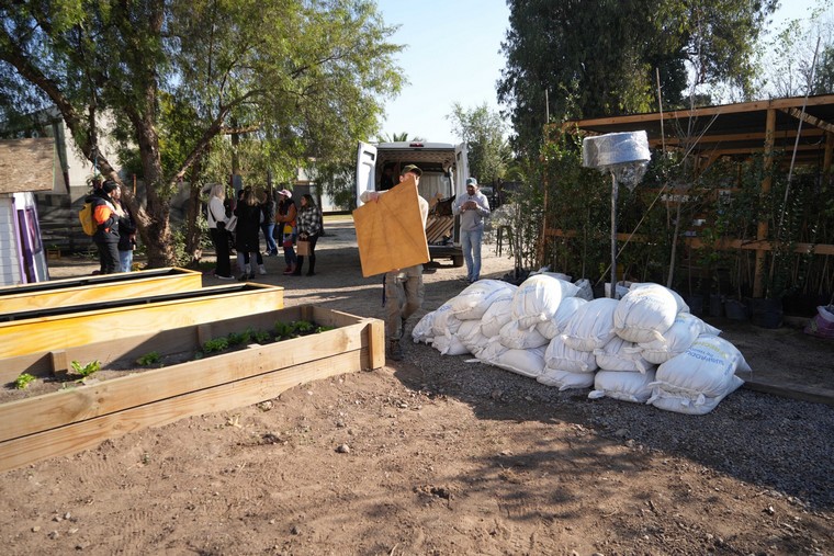 Natura dona sus stands de Lollapalooza a distintas municipalidades de Santiago